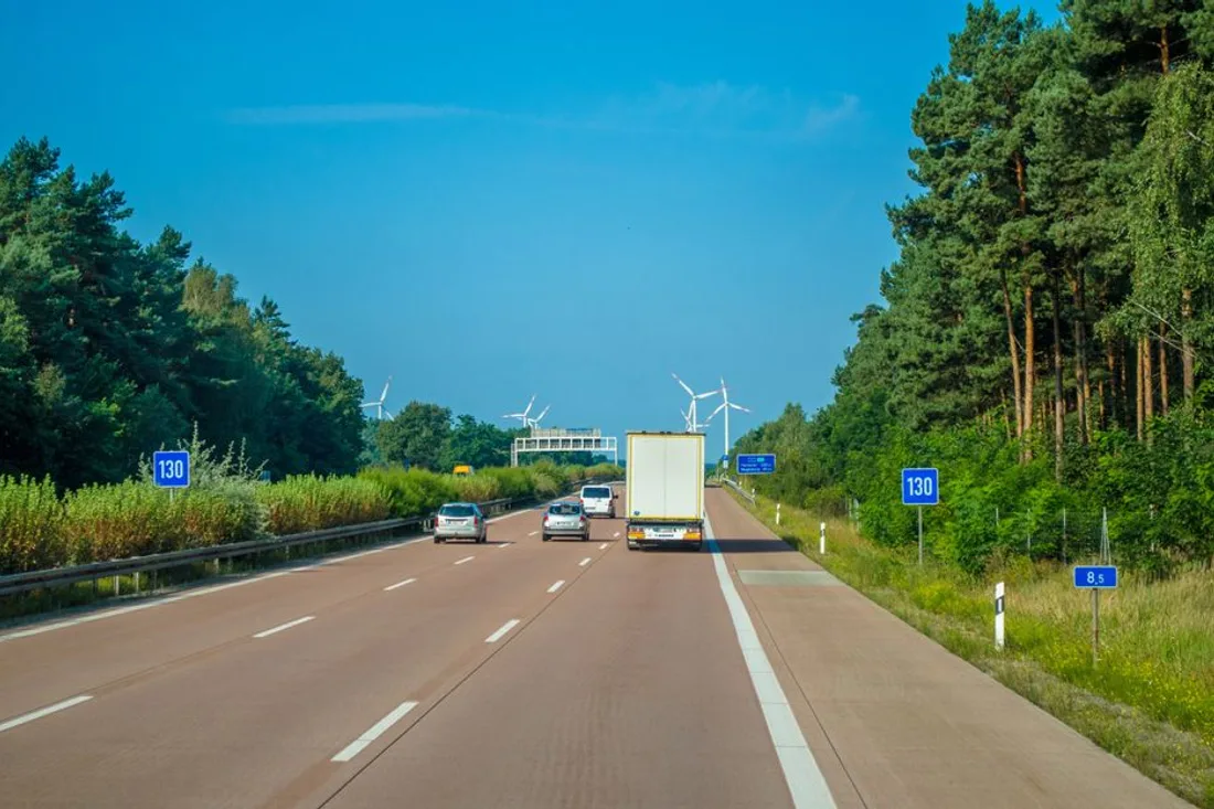 Umzugstransporter auf der Autobahn