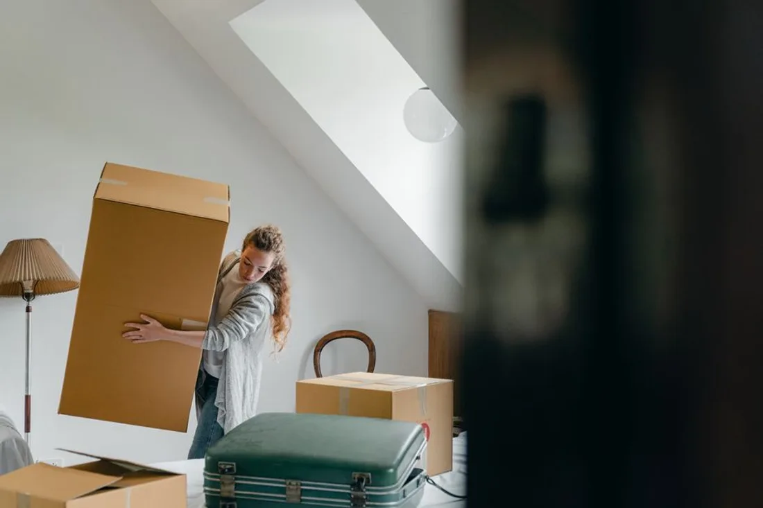 Vollgestellter Dachboden mit Kisten und alten Möbeln