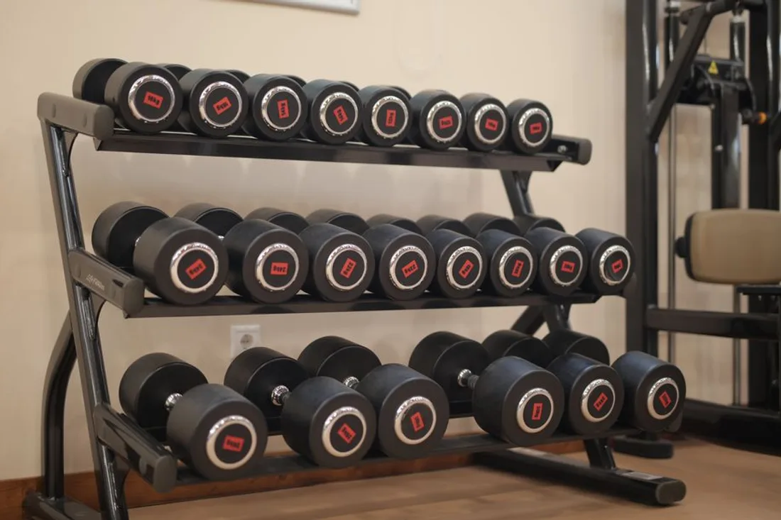 Kraftstation und Hantelscheiben in einem Trainingsraum