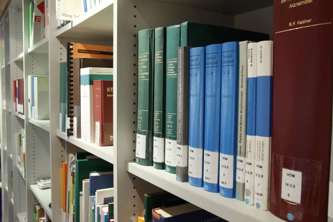 Aktenordner und Fachliteratur in Regalreihen einer Kanzlei
