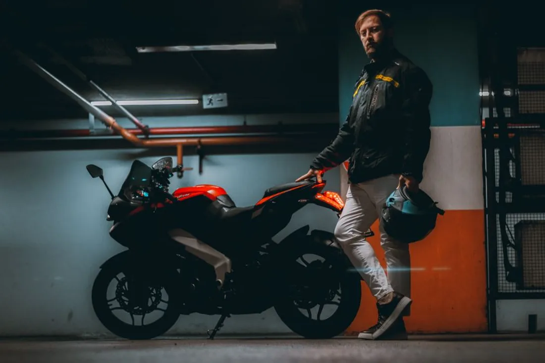 Motorrad im Laderaum eines geschlossenen Transporters, mit Gurten gesichert